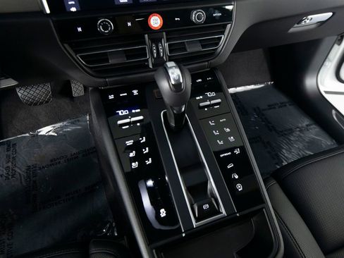 Certified 2026 Porsche Macan AWD/4WD image 27