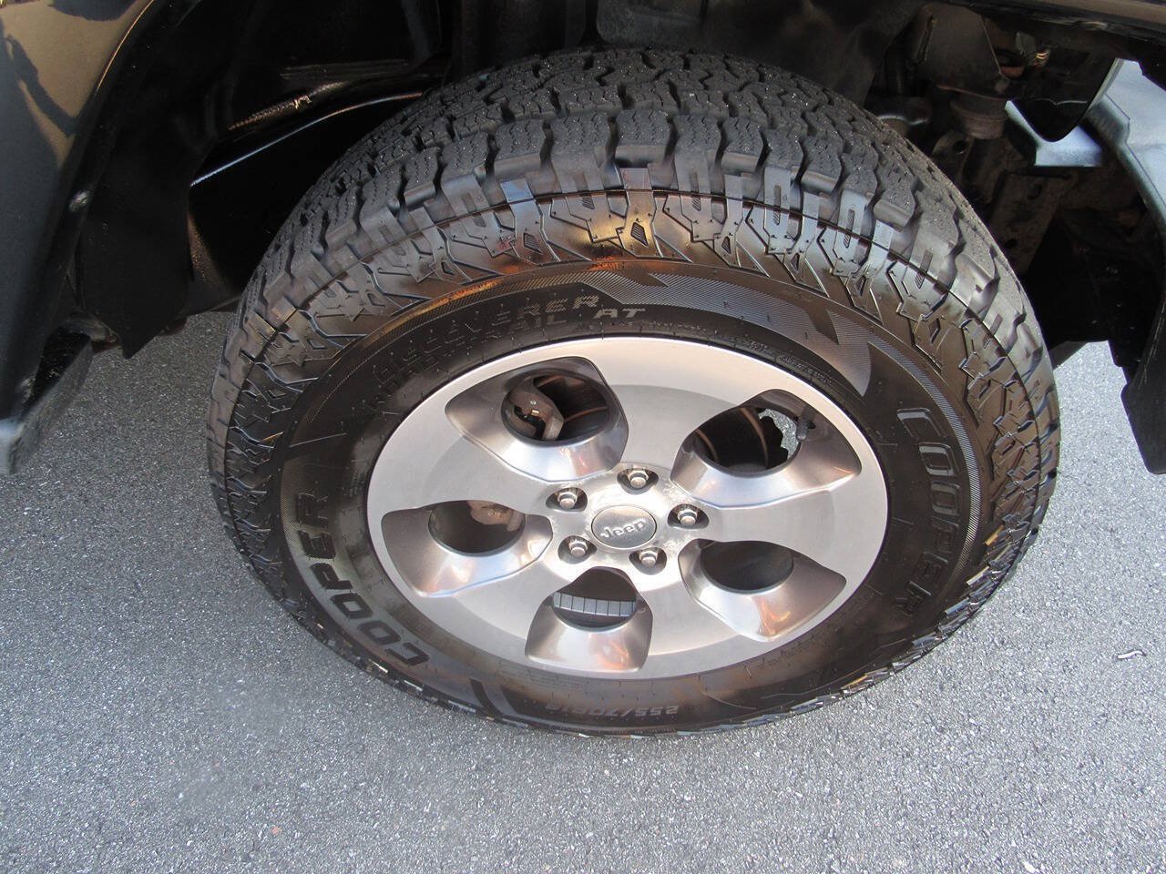 Used 2018 Jeep Wrangler Unlimited Sahara AWD/4WD image 15