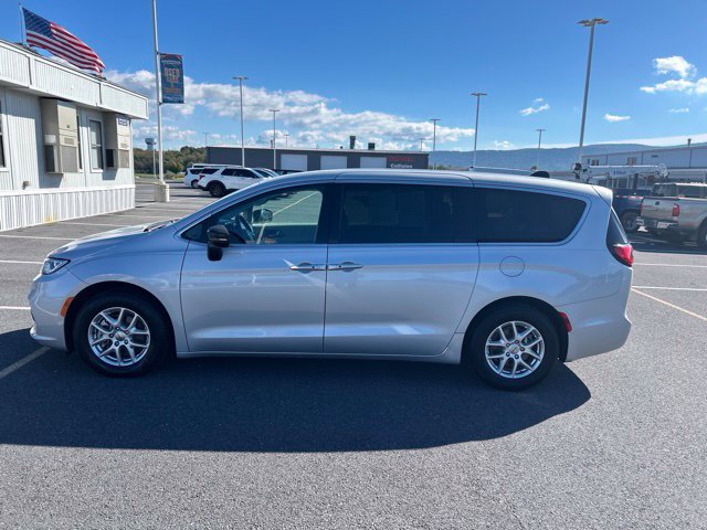 Used 2024 Chrysler Pacifica Touring-L FWD image 2