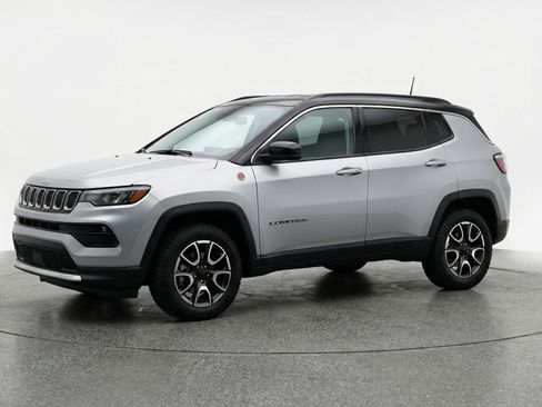 Used 2025 Jeep Compass Trailhawk image 3