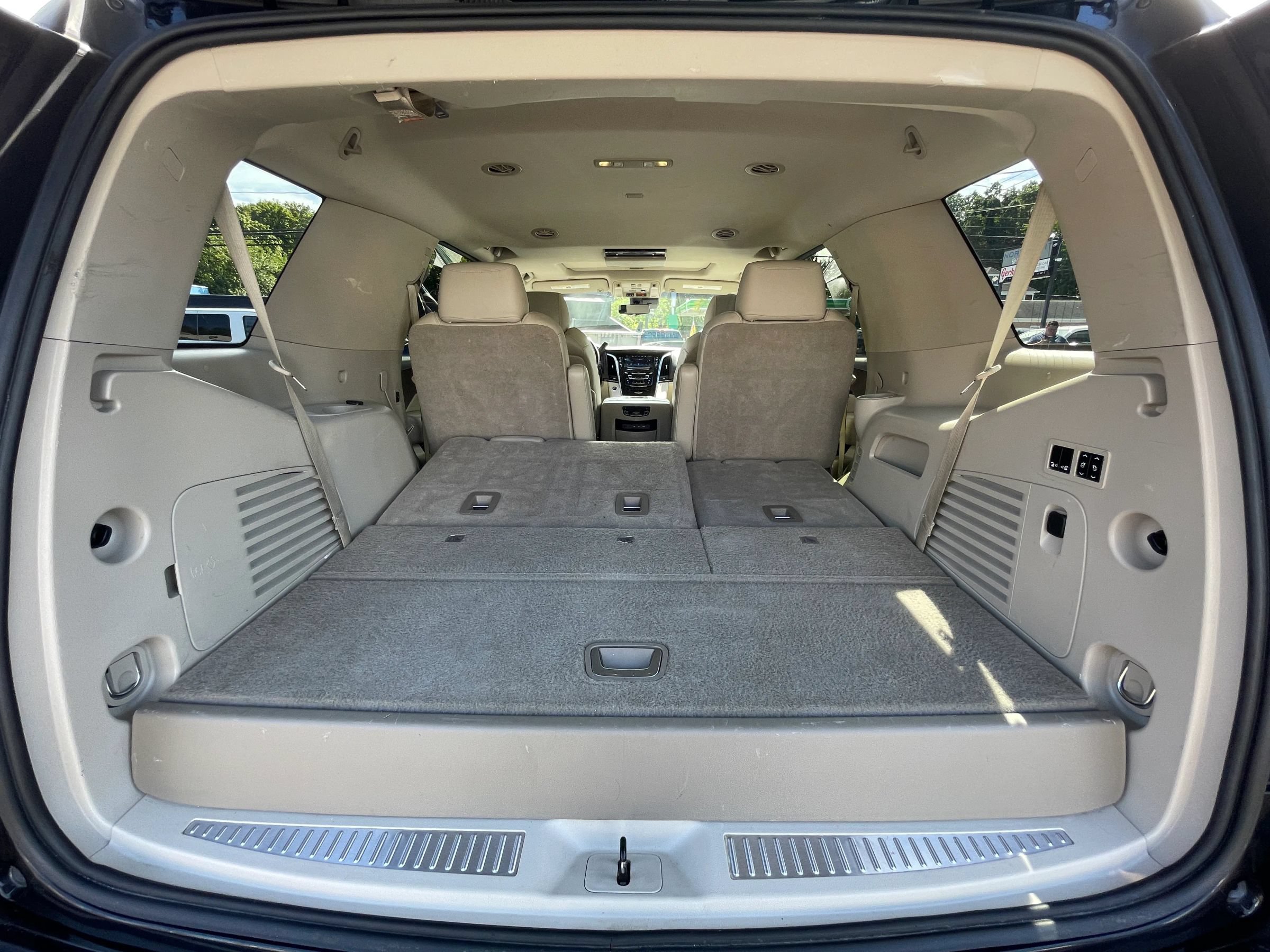 Used 2017 Cadillac Escalade Premium Luxury AWD/4WD image 27