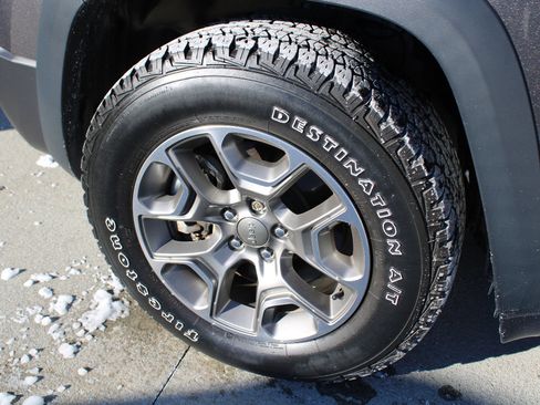 Used 2022 Jeep Cherokee Trailhawk image 10