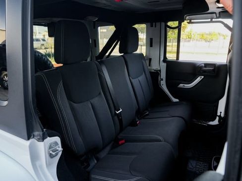 Used 2016 Jeep Wrangler Unlimited Sahara w/ Connectivity Group AWD/4WD image 37