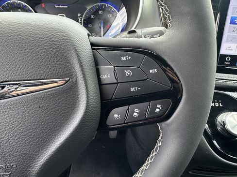 Used 2024 Chrysler Pacifica Touring FWD image 16