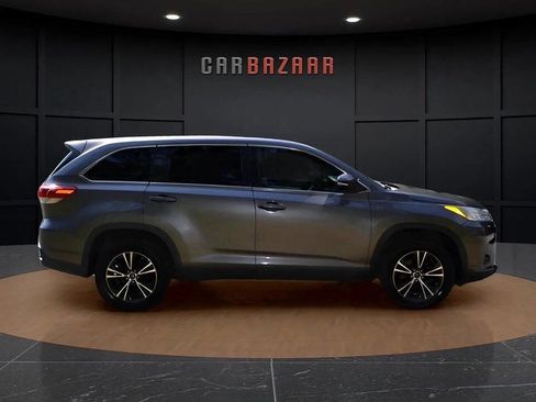 Used 2019 Toyota Highlander FWD V6 image 4