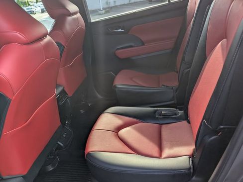 Used 2022 Toyota Highlander XSE AWD/4WD image 15