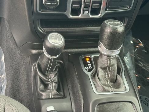 Used 2018 Jeep Wrangler Unlimited Sahara AWD/4WD image 20