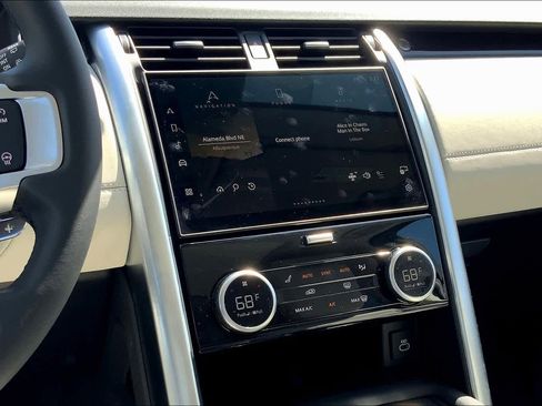 New 2025 Land Rover Discovery S image 6