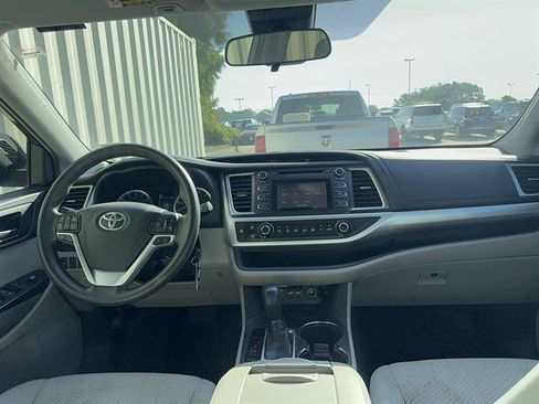 Used 2019 Toyota Highlander LE FWD image 3