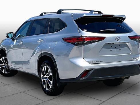 Used 2023 Toyota Highlander XLE AWD/4WD image 12