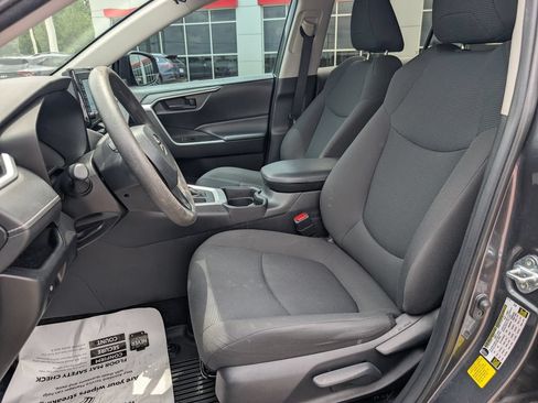 Used 2021 Toyota RAV4 LE FWD image 11