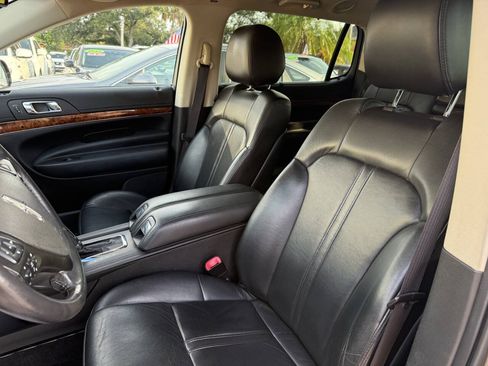 Used 2013 Lincoln MKT AWD image 12
