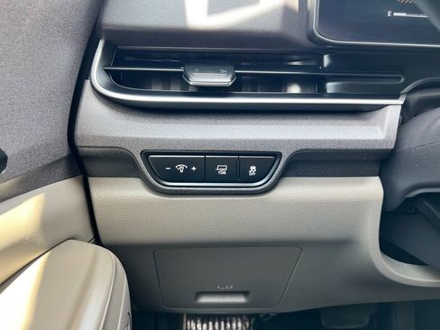 Used 2025 Kia Carnival EX FWD image 16