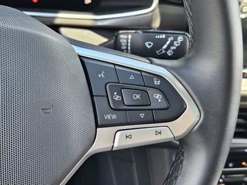 Certified 2025 Volkswagen Taos SE FWD image 24