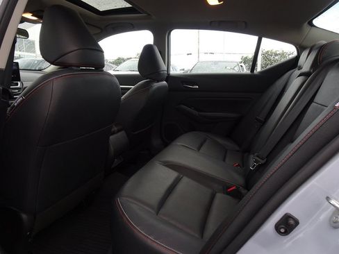 Used 2024 Nissan Altima 2.5 SR w/ SR Premium Package FWD image 14