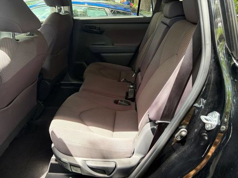 Used 2025 Toyota Highlander LE FWD image 40