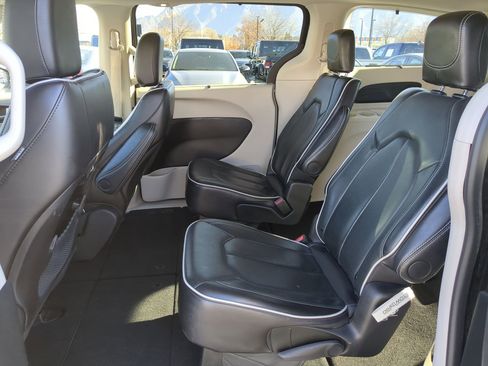 Used 2024 Chrysler Pacifica Limited image 30