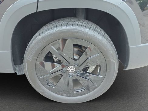 Used 2025 Volkswagen Taos SE w/ Taos MDO Package FWD image 5