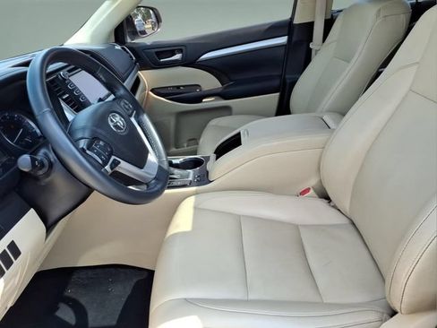 Used 2019 Toyota Highlander XLE AWD/4WD image 11