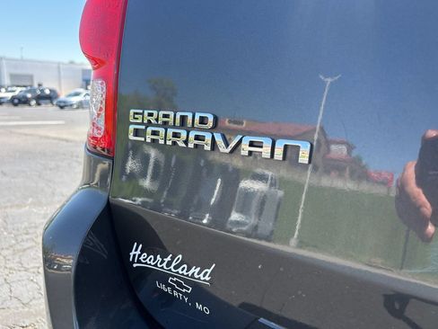 Used 2020 Dodge Grand Caravan SE w/ UConnect Hands-Free Group FWD image 9