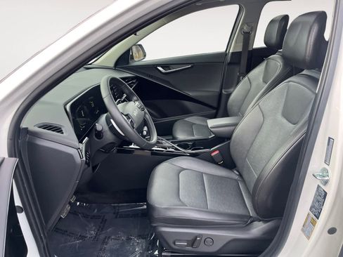 Used 2025 Kia Niro SX Touring image 9