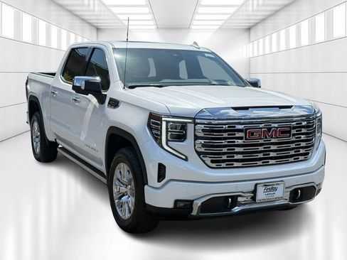 Used 2024 GMC Sierra 1500 Denali w/ Technology Package AWD/4WD image 3