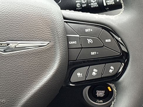 Used 2023 Chrysler Pacifica Limited w/ Uconnect Theater Family Group FWD image 23
