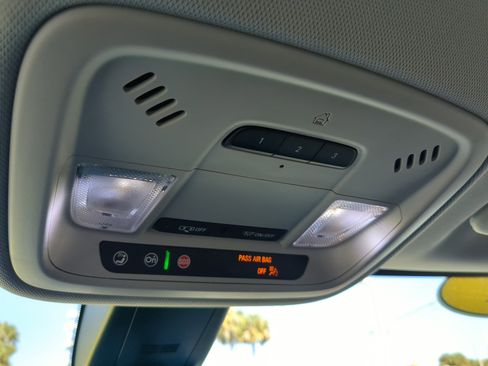 Used 2021 Chevrolet Traverse LT image 19