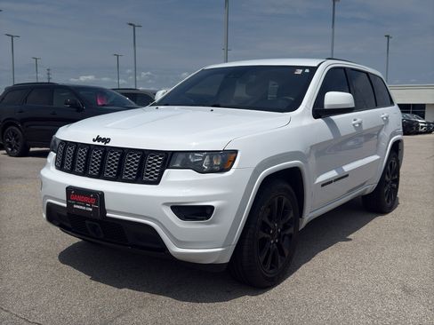 Used 2021 Jeep Grand Cherokee Laredo X AWD/4WD image 2
