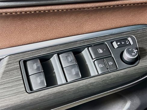 Certified 2024 Toyota Venza XLE image 17