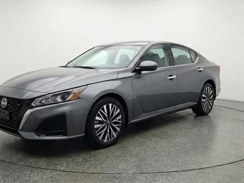 Used 2025 Nissan Altima 2.5 SV FWD image 3
