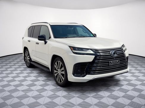 Used 2024 Lexus LX 600 4WD w/ Appearance Package image 7