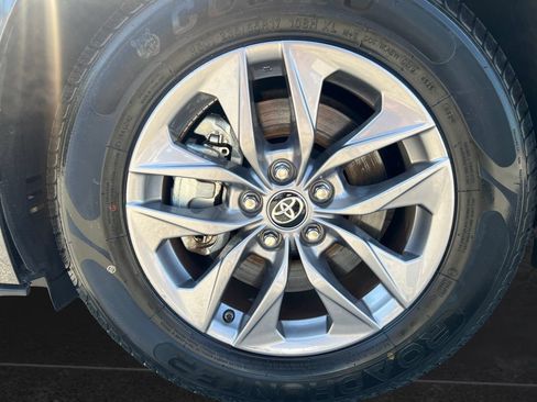 Used 2025 Toyota Sienna XLE FWD image 9