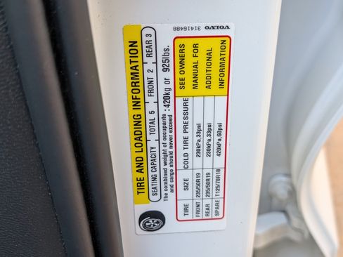 Used 2024 Volvo XC40 B5 Plus image 38