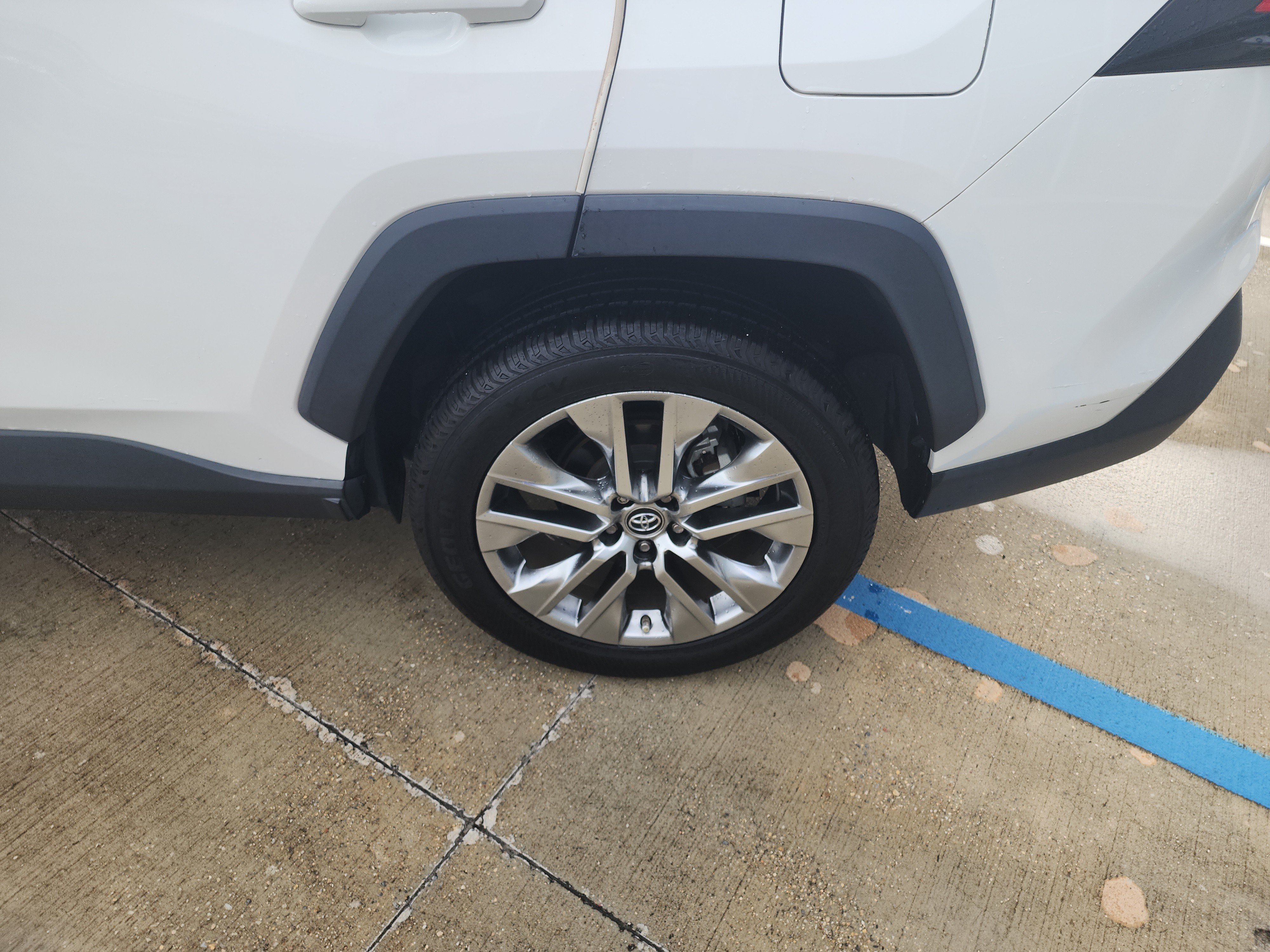 Used 2019 Toyota RAV4 XLE Premium FWD image 11