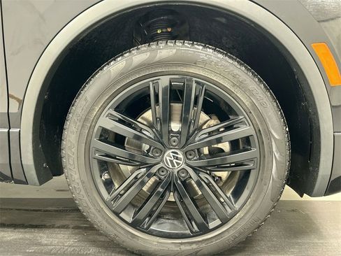 Used 2022 Volkswagen Tiguan SE R-Line image 12
