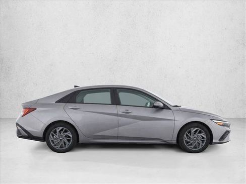 Used 2024 Hyundai Elantra Blue FWD image 8