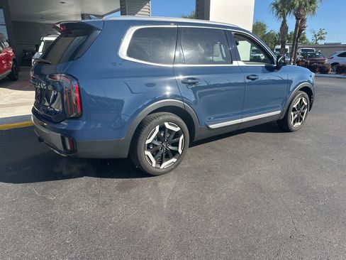 Used 2024 Kia Telluride EX w/ EX Captain's Chair Package AWD/4WD image 4