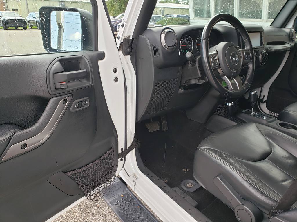 Used 2018 Jeep Wrangler Unlimited Sahara AWD/4WD image 9