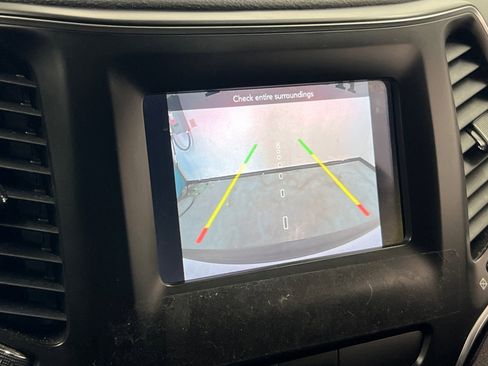 Used 2020 Jeep Cherokee Latitude w/ Cold Weather Group image 18