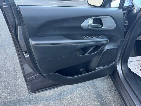 Used 2021 Chrysler Pacifica Touring w/ S Appearance Package image 13