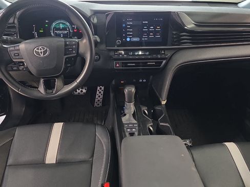 Used 2025 Toyota Camry SE w/ Convenience Package FWD image 4