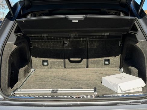 Used 2018 Bentley Bentayga image 27