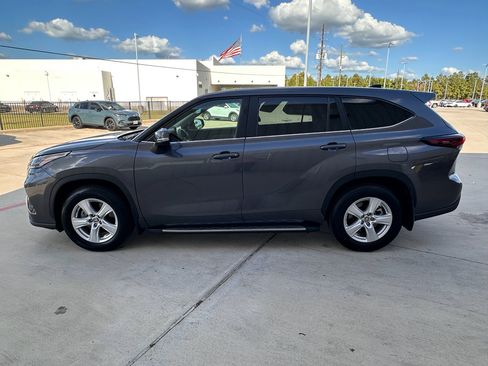 Used 2024 Toyota Highlander LE image 5