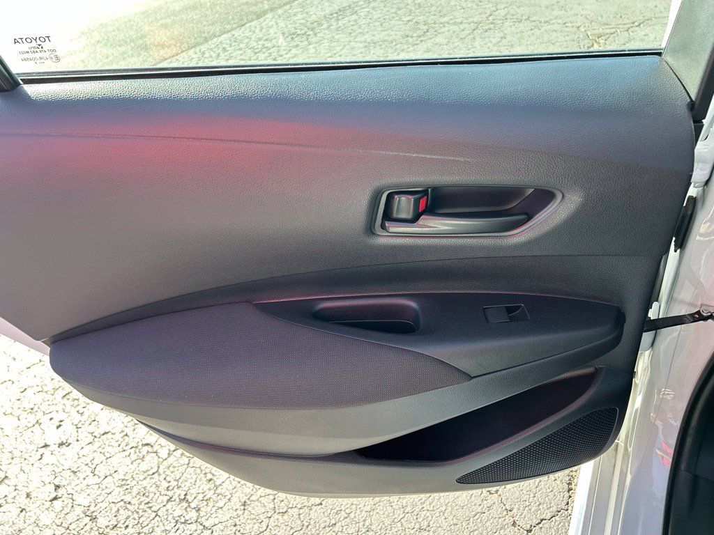 Used 2025 Toyota Corolla LE FWD image 30