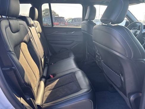 Used 2024 Jeep Grand Cherokee Altitude AWD/4WD image 29