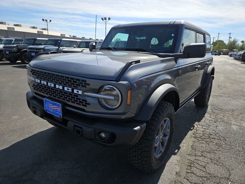 New 2025 Ford Bronco Badlands image 4