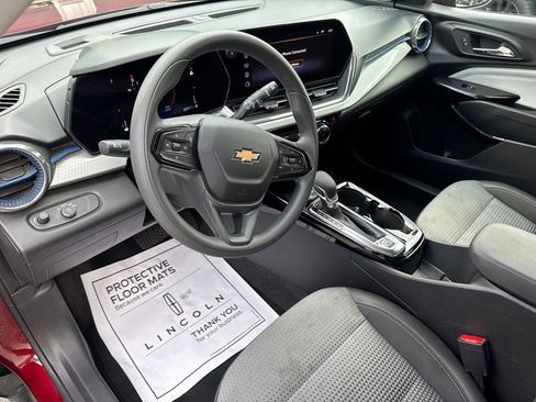 Used 2025 Chevrolet Trax LT FWD image 20