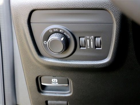 Used 2025 Jeep Grand Cherokee Laredo image 19