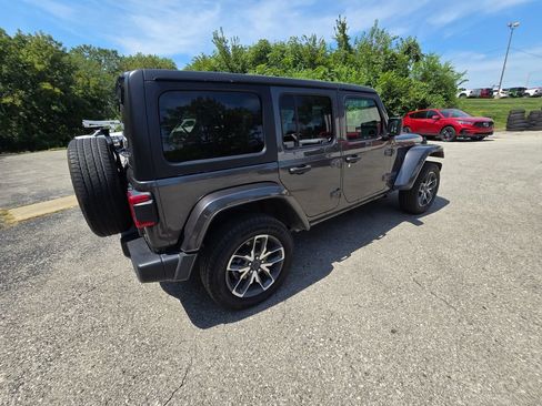 Used 2024 Jeep Wrangler Unlimited w/ Convenience Group AWD/4WD image 8